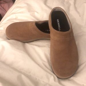 Brand New tan Merrell clogs/slides size 7.5